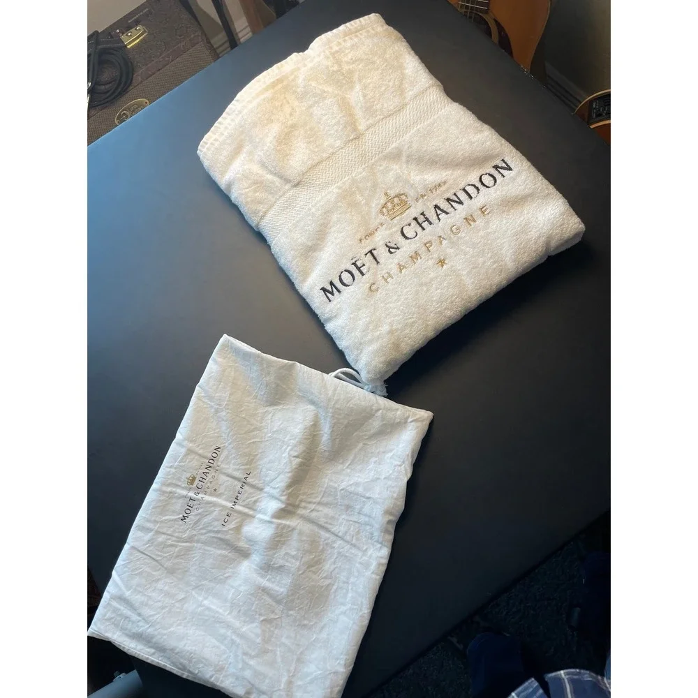 Moët & Chandon Beach Towel Unisex OS White Excellent Ice Imperial Logo Dust Bag